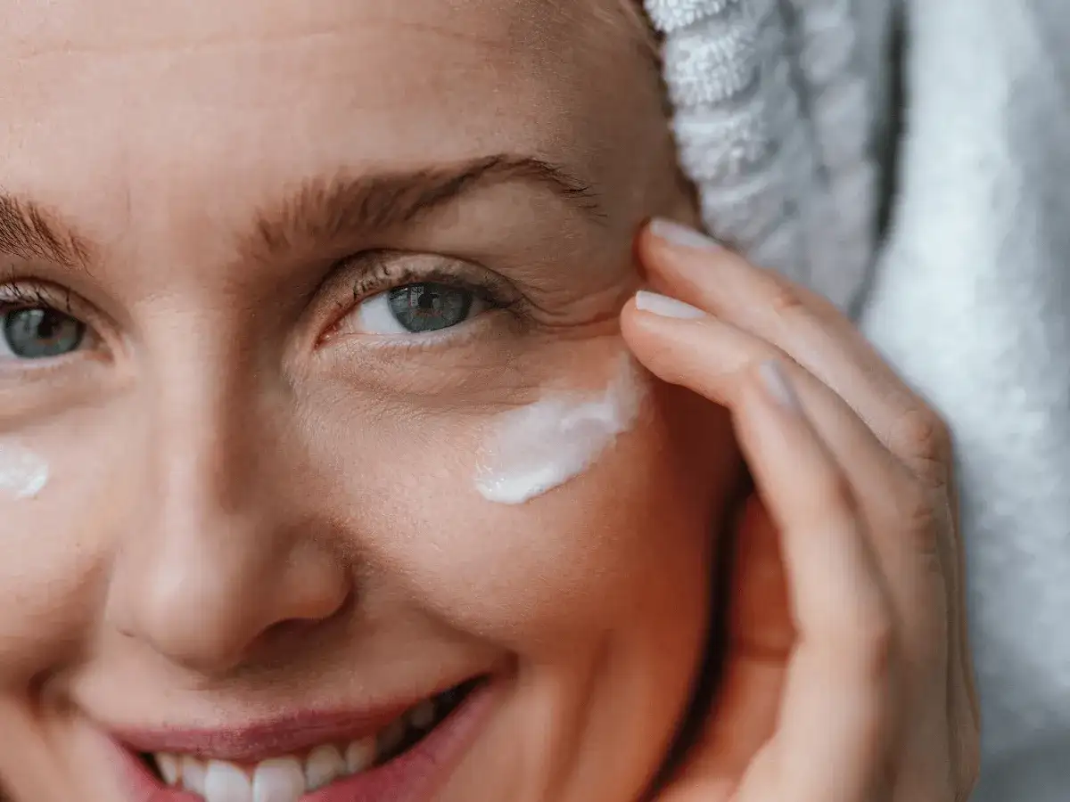 Kobieta aplikuje bielenda professional supremelab ekskluzywny rewitalizujący krem pod oczy. Delikatna pielęgnacja dla promiennej skóry.