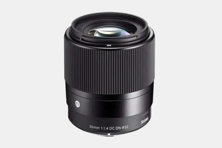 Jak wybrać idealny obiektyw do fotografowania imprez w trudnych warunkach oświetleniowych