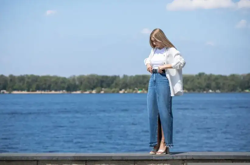 Długa koszula: jak nosić stylowo? Praktyczne porady i inspiracje