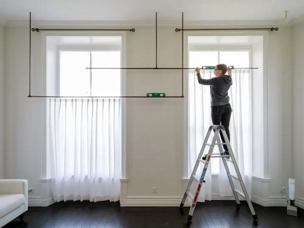 Na jakiej wysokości zamontować karnisz, by uniknąć błędów?