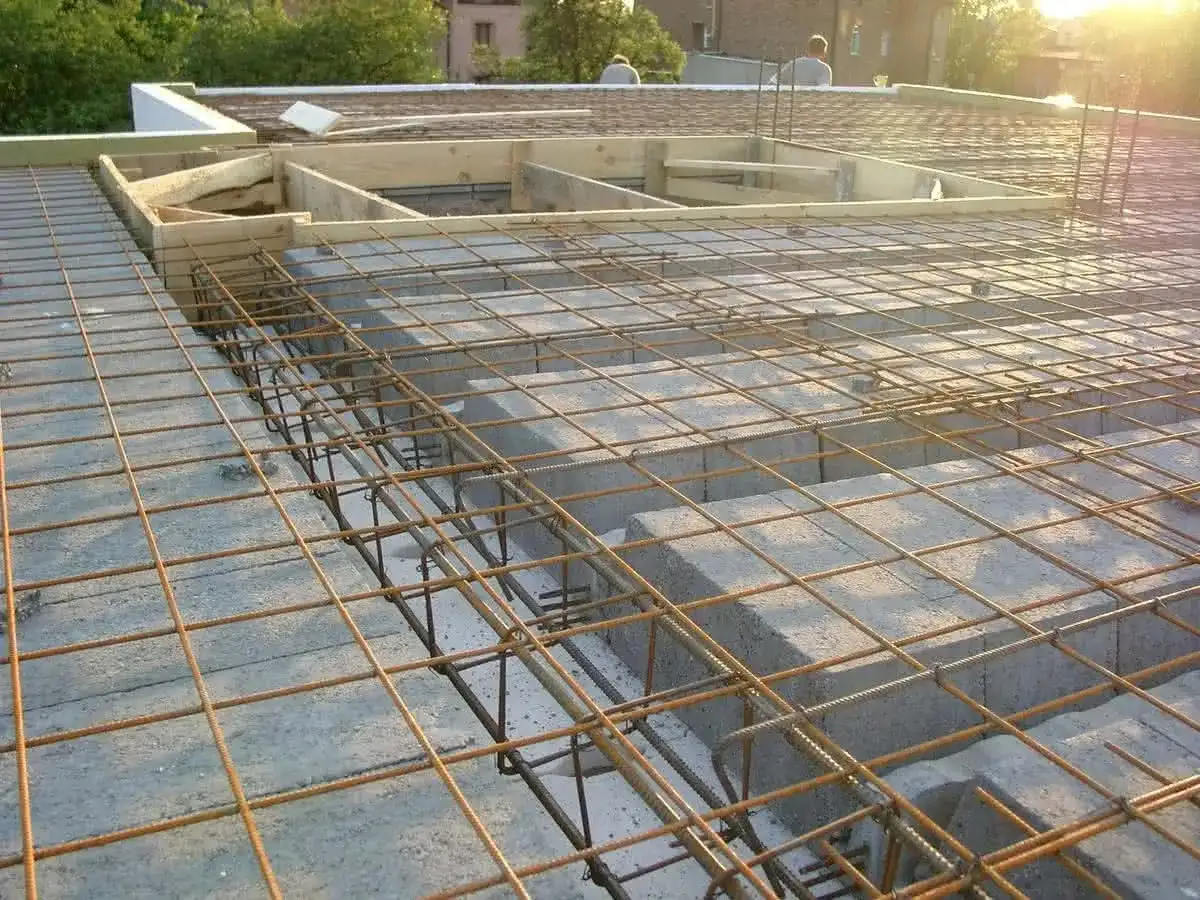 Siatka zbrojeniowa na stropie z pustaków betonowych, przygotowana do zalania betonem.