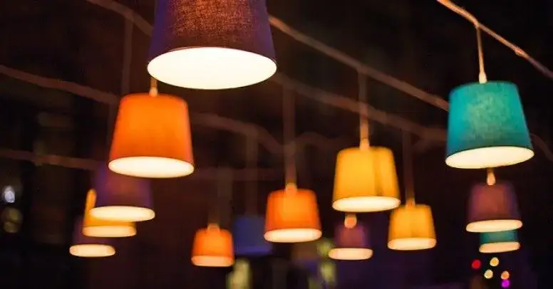 Jak pomalować stary abażur? Sprawdzone farby i techniki malarskie