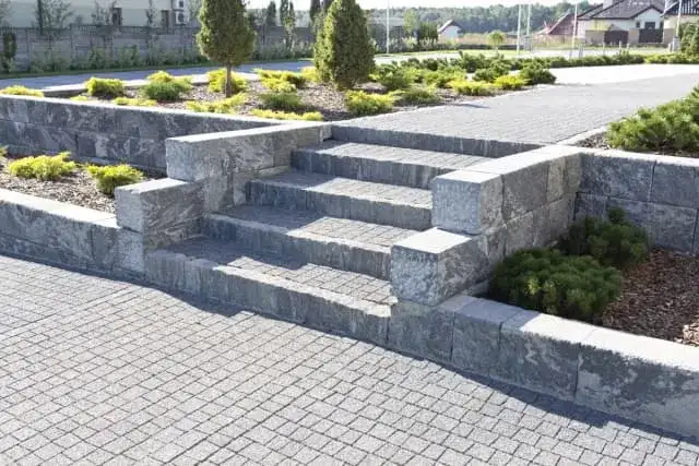 Jak zrobić schody z kostki – uniknij najczęstszych błędów w budowie