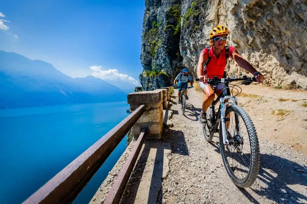 Garda rowerem: Odkryj trasy dla każdego! Planuj swój urlop.