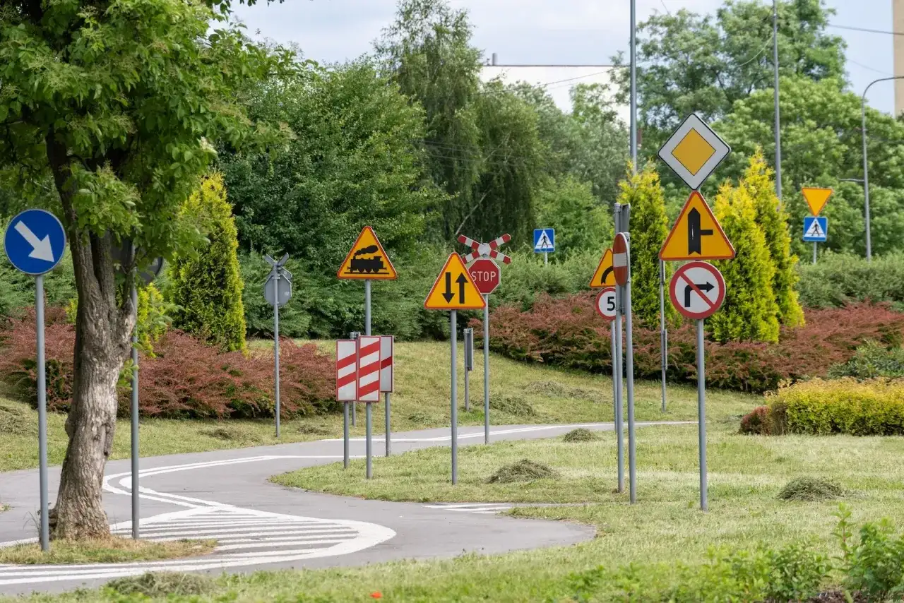 Wszystkie znaki zakazu - kompletna lista i znaczenie w ruchu