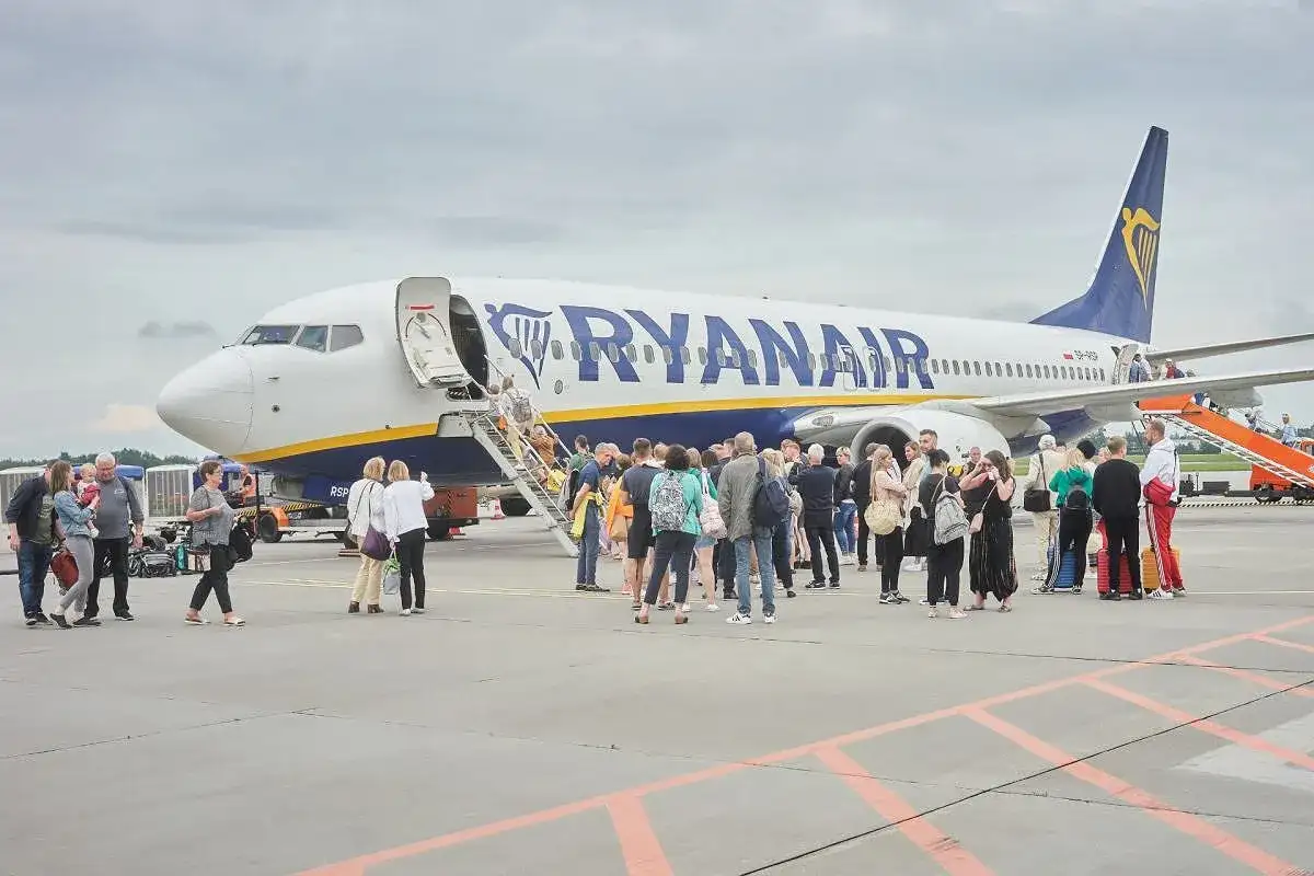 Pasażerowie wsiadają do samolotu Ryanair po schodkach.