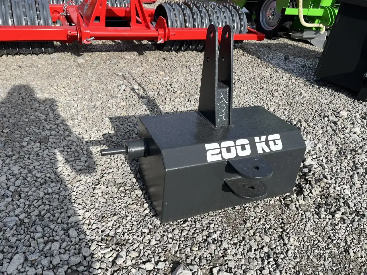 Czarny obciążnik do ciągnika o wadze 200 kg z zaczepami.