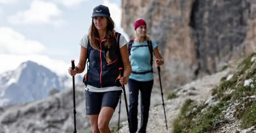 Spodnie w góry latem: Jak wybrać idealne na zmienną pogodę?