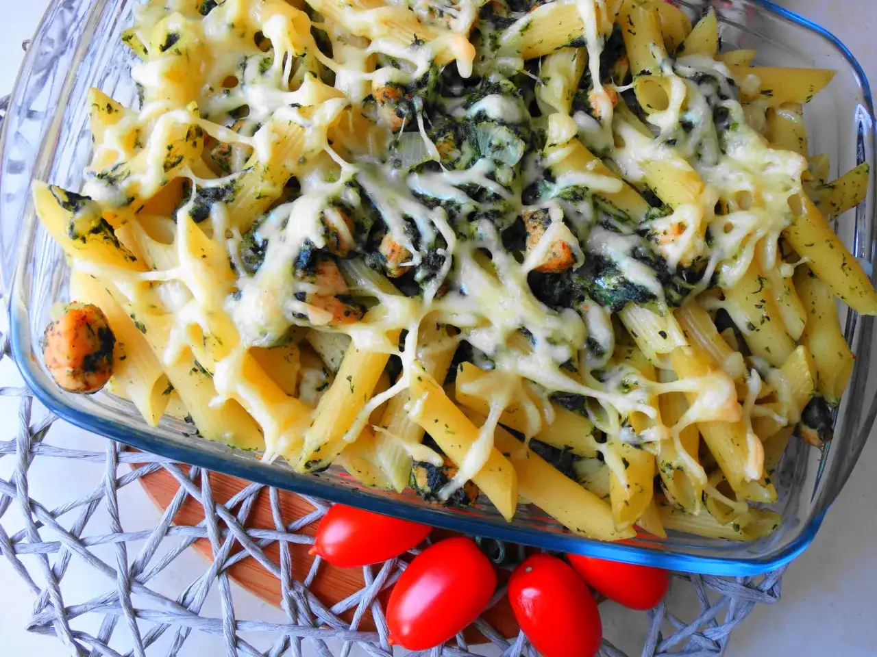 Pyszna makaronowa zapiekanka ze szpinakiem, idealna na obiad dla rodziny