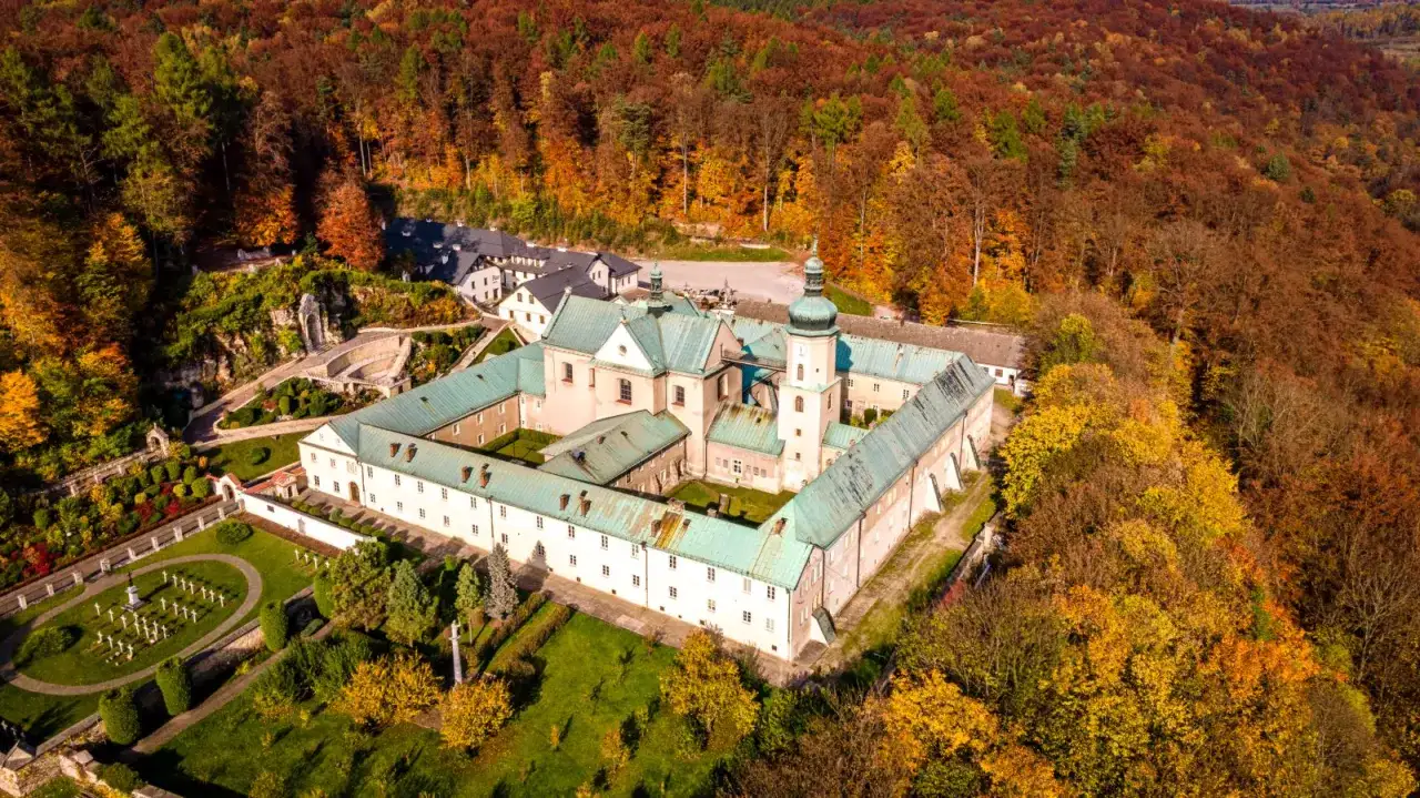 Rezerwat przyrody Dolina Eliaszówki: tajemnice, atrakcje i szlaki