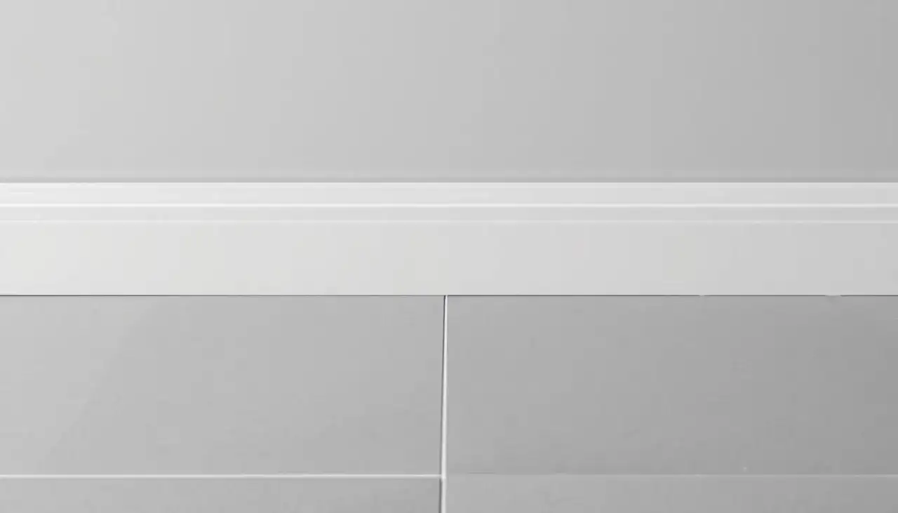 Jakie listwy do szarych płytek? Kolory, materiały i inspiracje