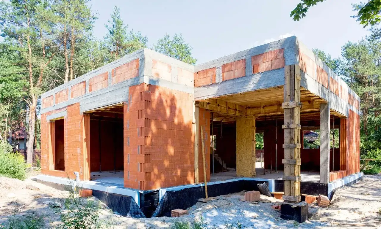 Jak zrobić wieniec na budynku - uniknij najczęstszych błędów w budowie