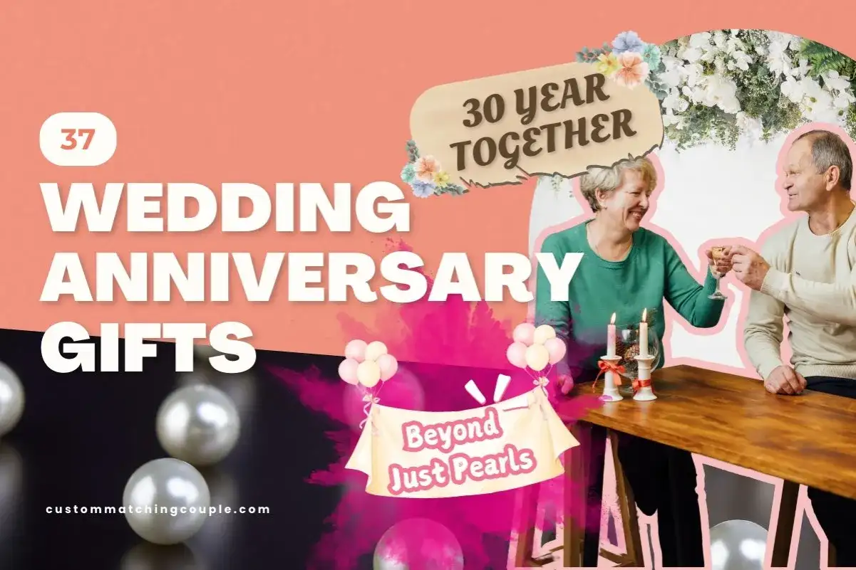 Starsza para wznosi toast, obok napisu "30 Year Together" i pereł.