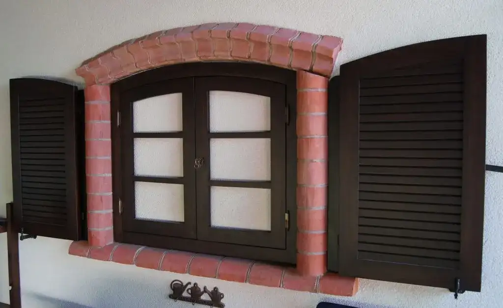 Parapet z cegły: cechy, zastosowanie i jak wkomponować w styl budynku?