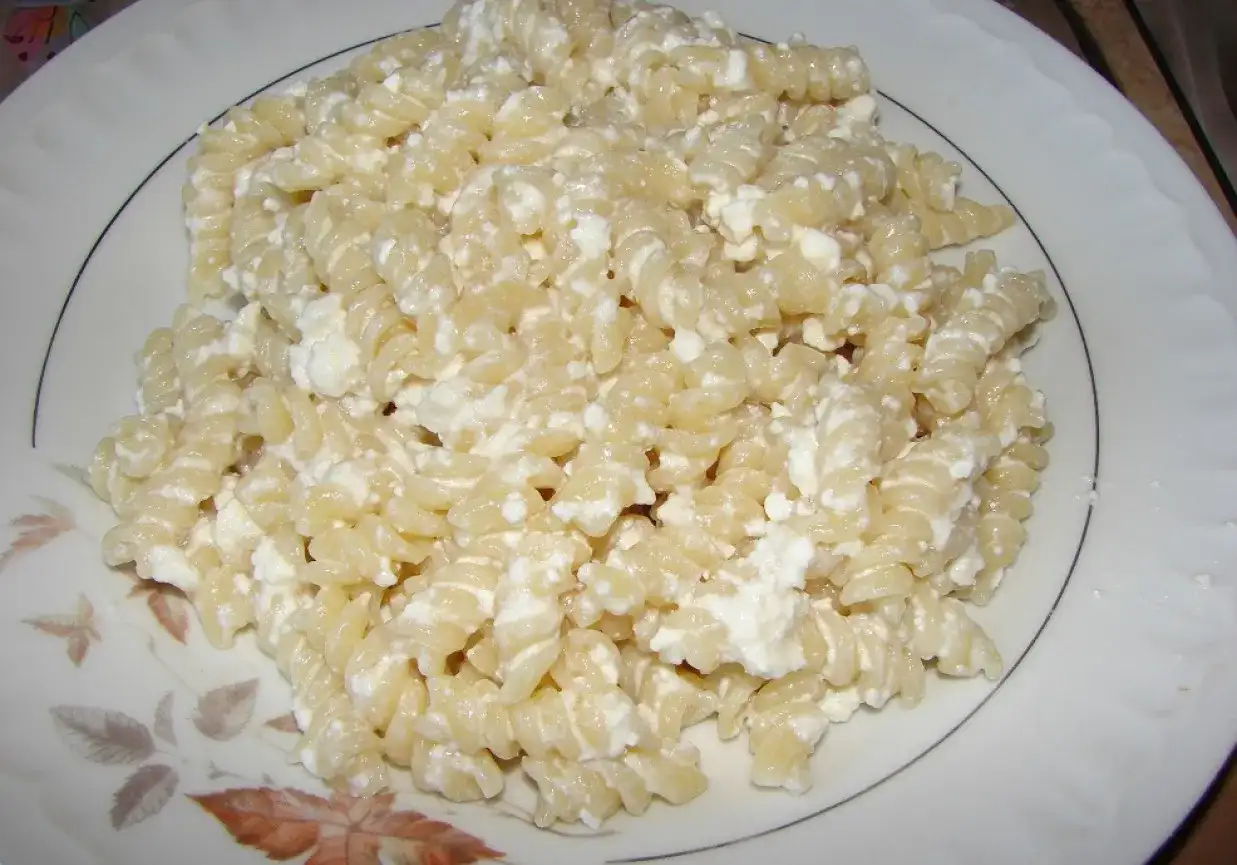 Jak zrobić makaron z twarogiem na słodko - prosty przepis na smakołyk