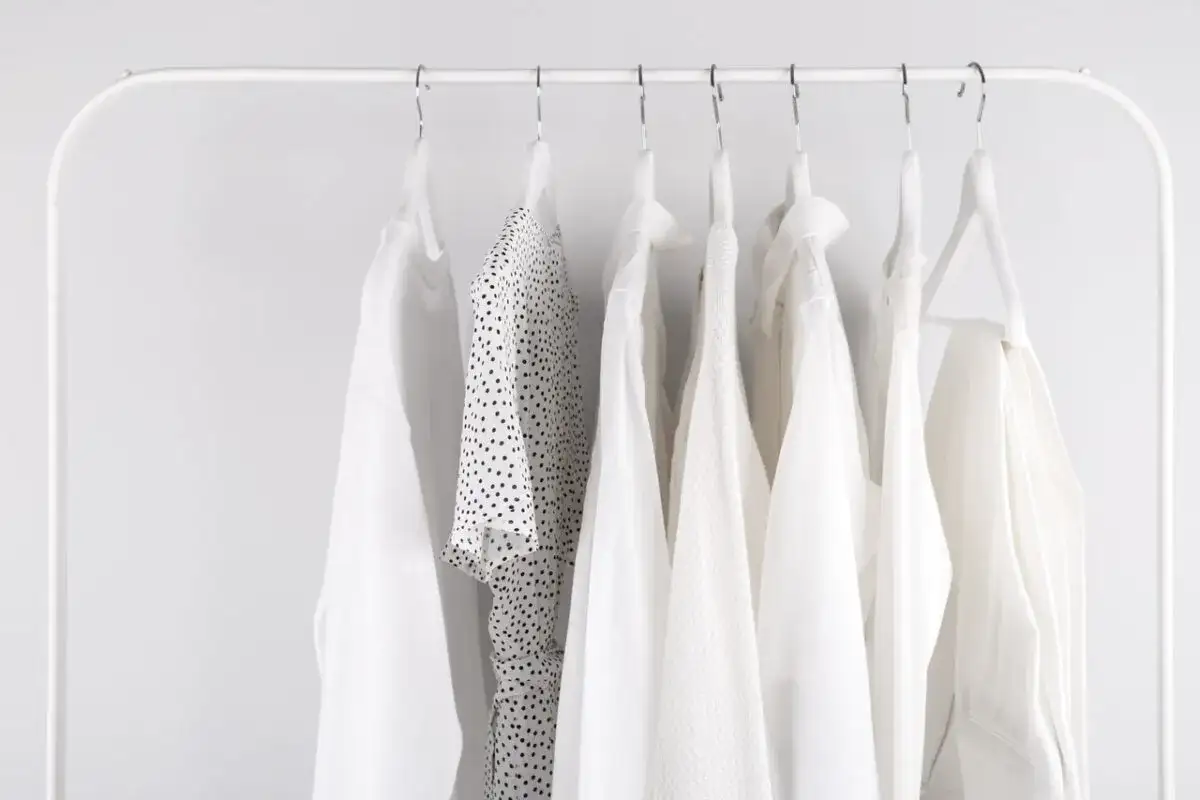 7 sprawdzonych sposobów na przywrócenie bieli ubraniom - skuteczne metody