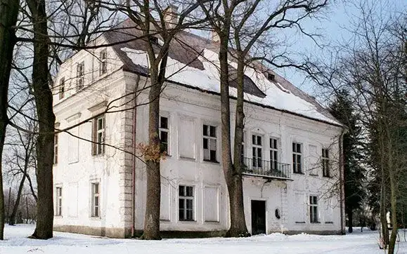 Pałac w Chrzęsnem: odkryj jego historię i tajemnice architektury