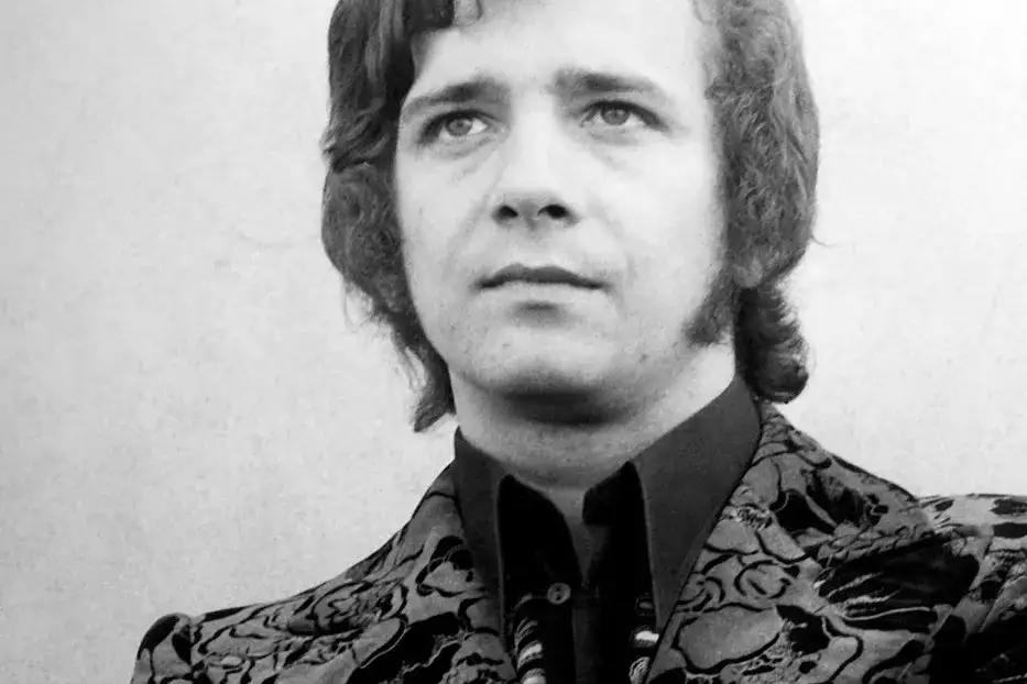 Kto śpiewał 20 lat a może mniej? Poznaj historię Jaceka Lecha