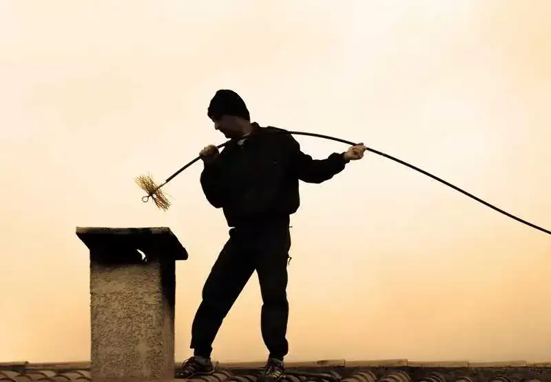 Ile bierze kominiarz za czyszczenie komina? Sprawdź ceny usług