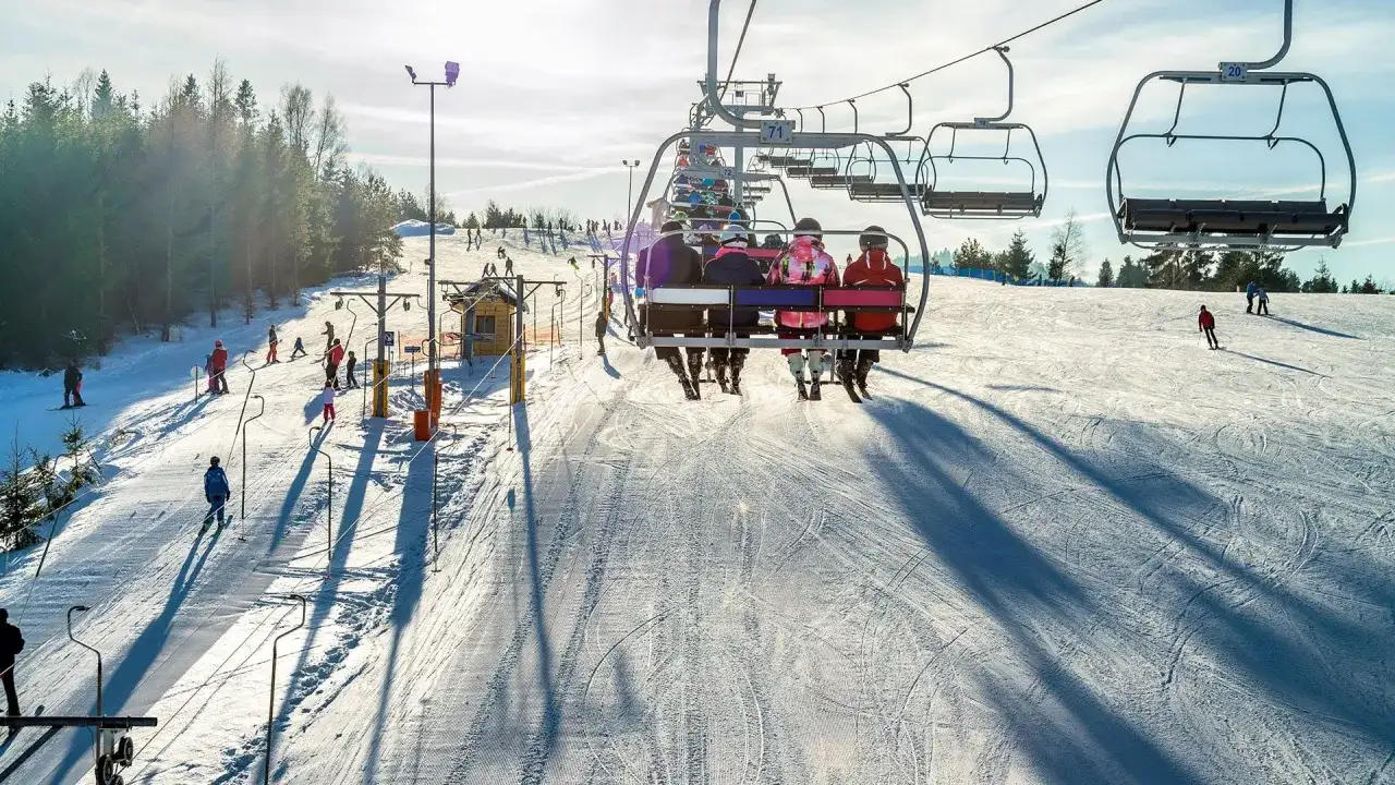 Stoki narciarskie w Świętokrzyskiem - idealne miejsca na narty i snowboard