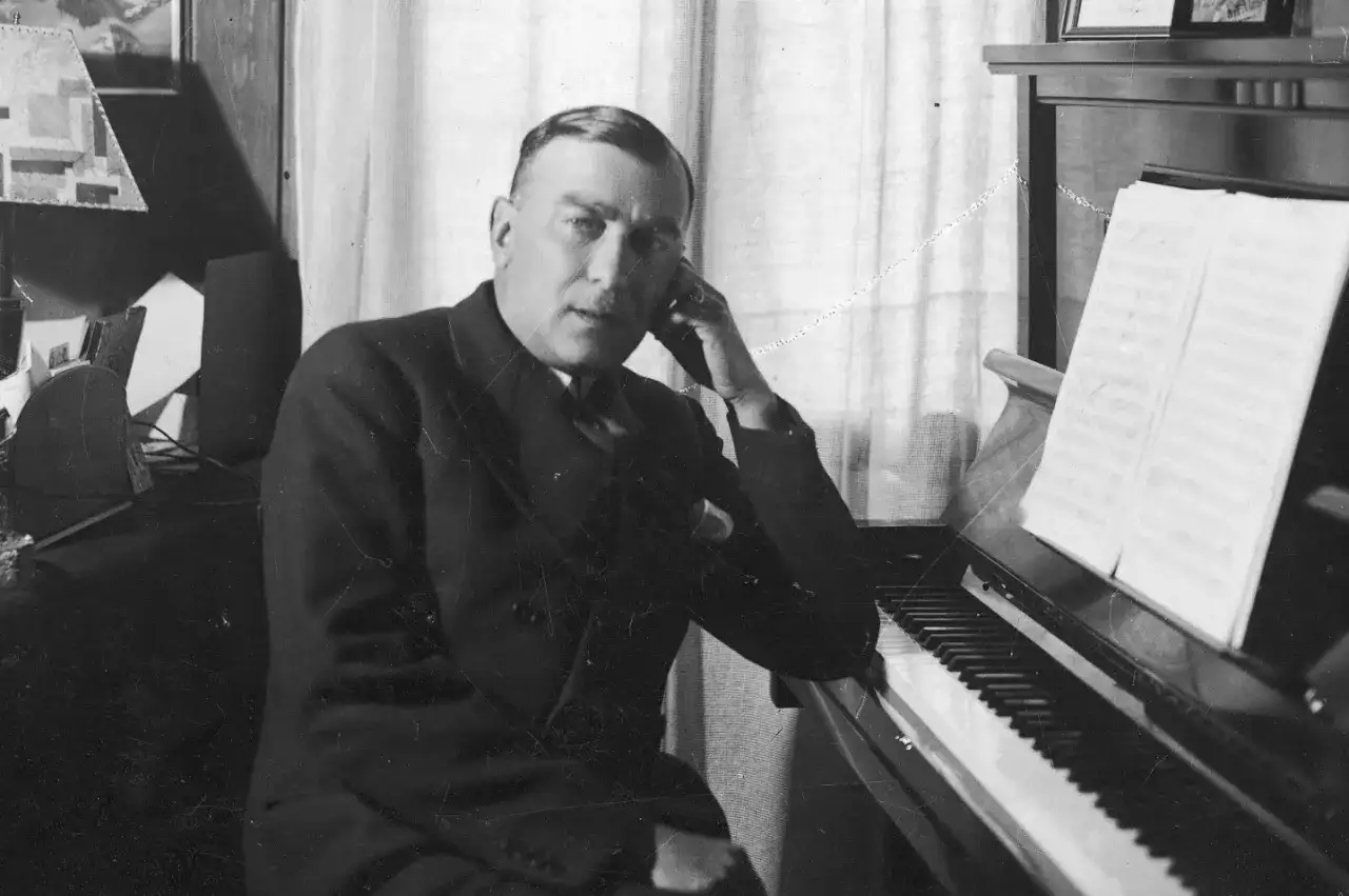 Karol Szymanowski przy fortepianie, z nutami. Ciekawe, czy właśnie komponował swoje dzieła?