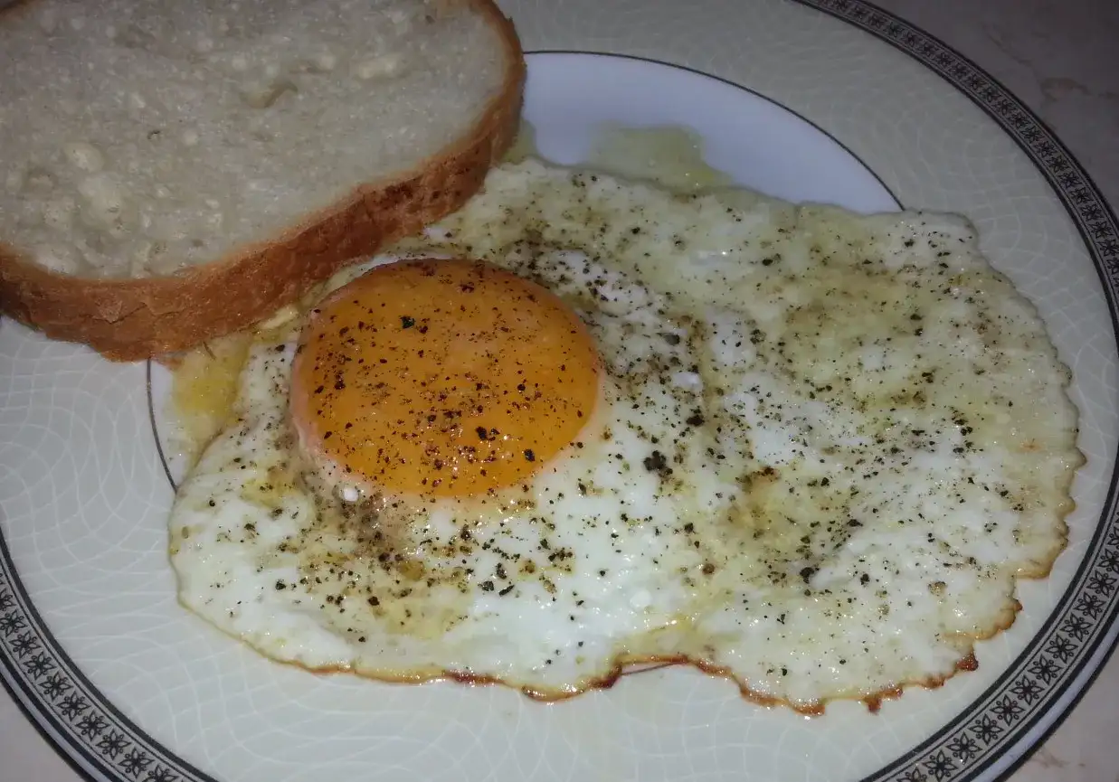 Jajko smażone na maśle - kaloryczność i wartości odżywcze