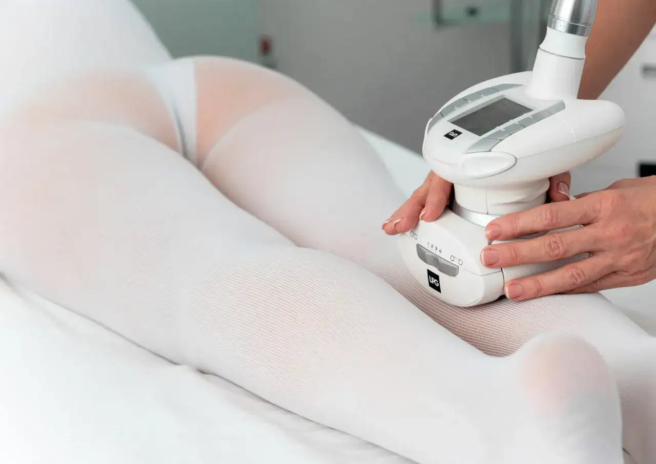 Zabieg endermologii co to? Modelka w specjalnej bieliźnie poddaje się masażowi urządzeniem LPG.