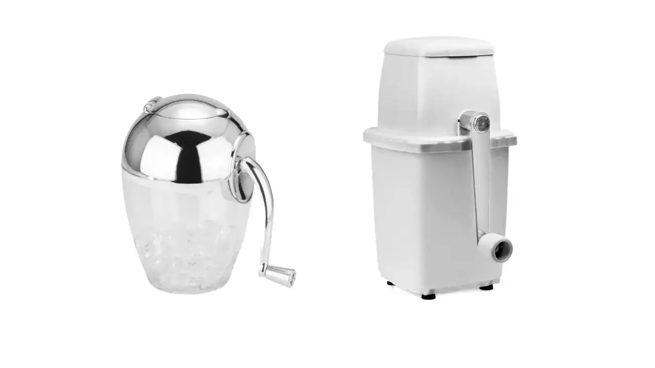 Dwie kruszarki do lodu: jedna chromowana, przezroczysta, z uchwytem, druga biała, plastikowa, również z uchwytem.
