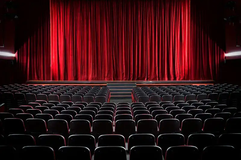 Ile zarabia inspicjent w teatrze? Fakty, które musisz znać