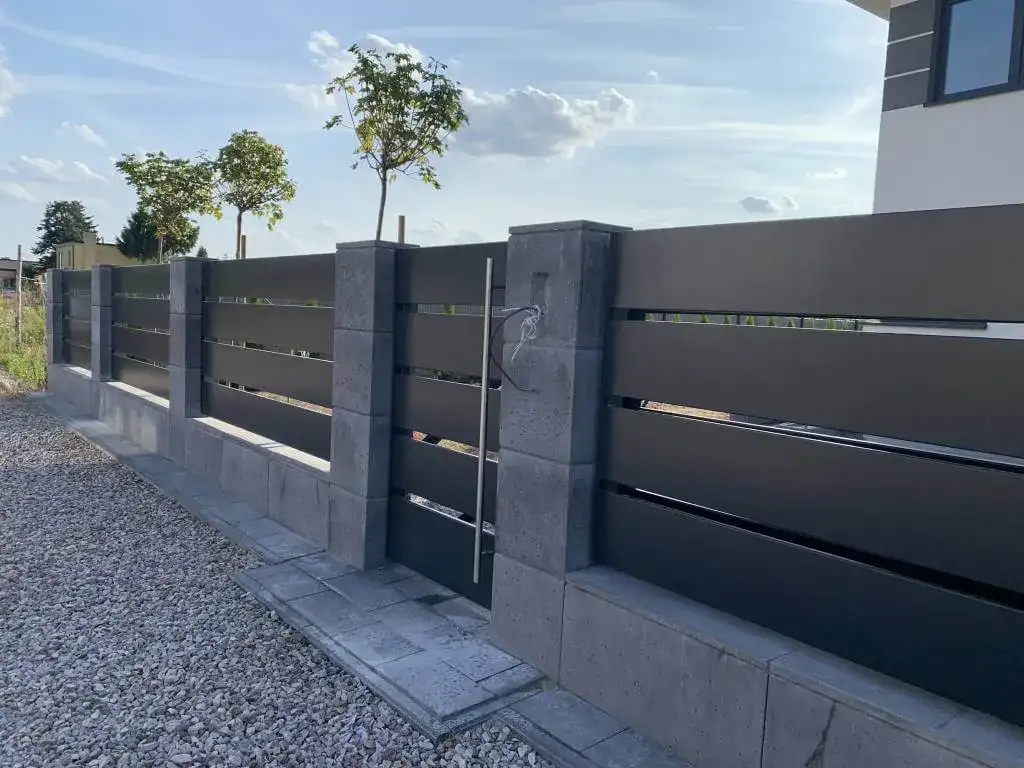 Czy na płot betonowy trzeba mieć pozwolenie? Sprawdź ważne przepisy