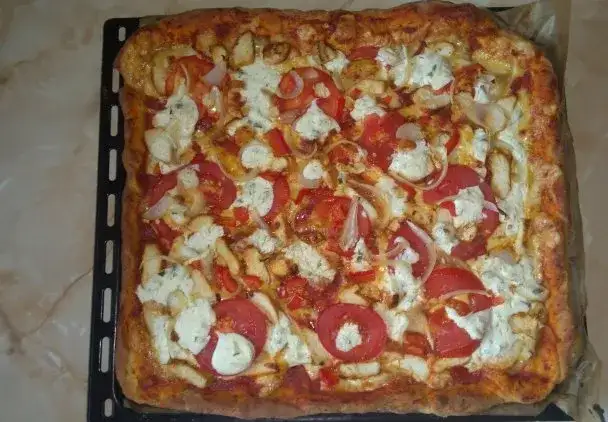 Jak zrobić pizzę bez drożdży w 30 minut - prosty przepis na smaczne danie