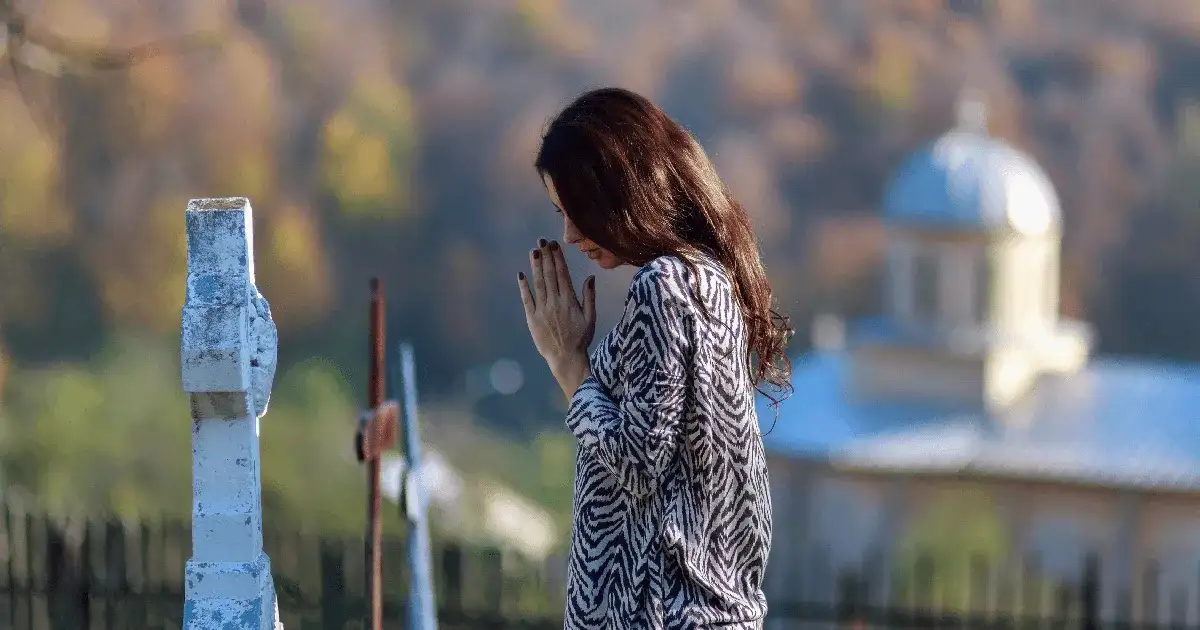 Jakie modlitwy za zmarłego przynoszą ulgę w żalu i smutku