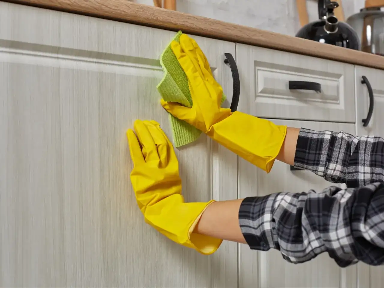 Skuteczne sposoby, czym wyczyścić meble kuchenne z tłuszczu bez wysiłku