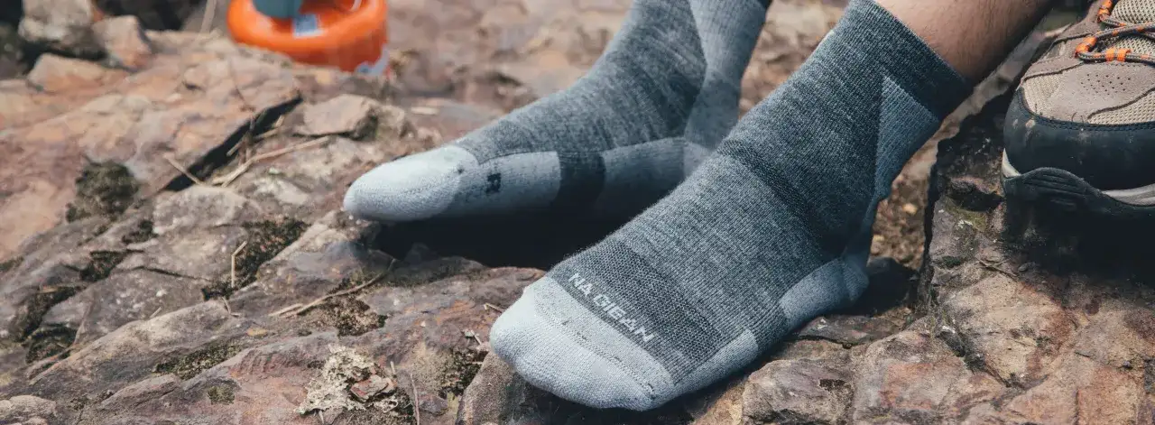 Skarpety w góry: Merino czy syntetyki? Wybierz i zapomnij o pęcherzach!