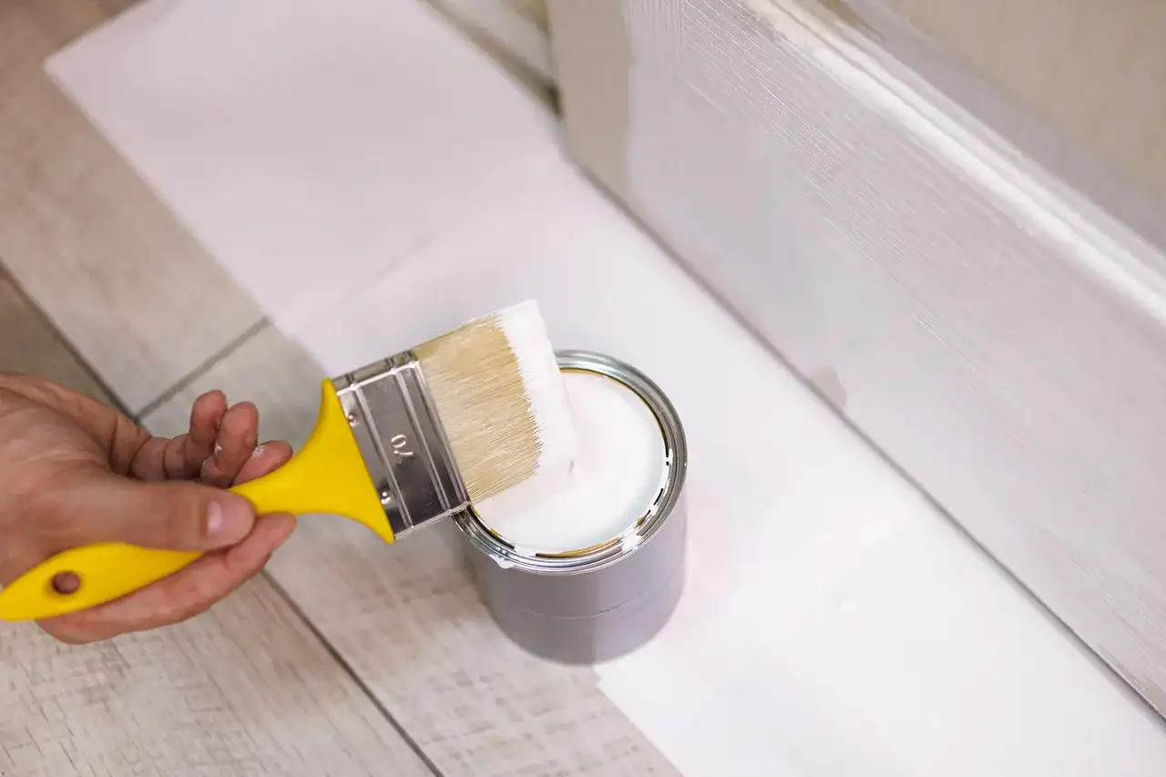 Jak malować listwy poliuretanowe? Uniknij typowych błędów!