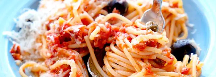 Szybkie i proste spaghetti z tuńczykiem i pomidorami na obiad