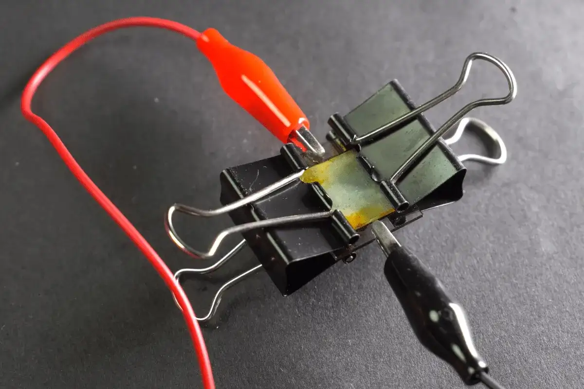 Czy papier przewodzi prąd? Suchy to izolator, mokry zagrożenie!