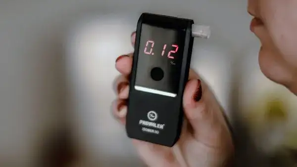 Alkomat półprzewodnikowy czy elektrochemiczny – który wybrać dla pewności?