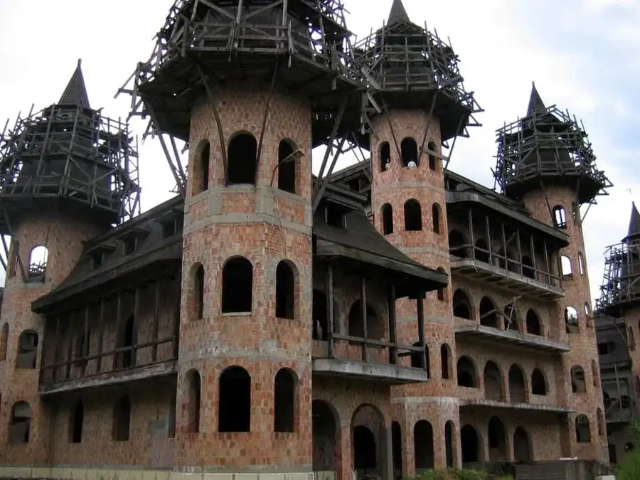 Opuszczony zamek w Łapalicach: historia, plany odbudowy i tajemnice