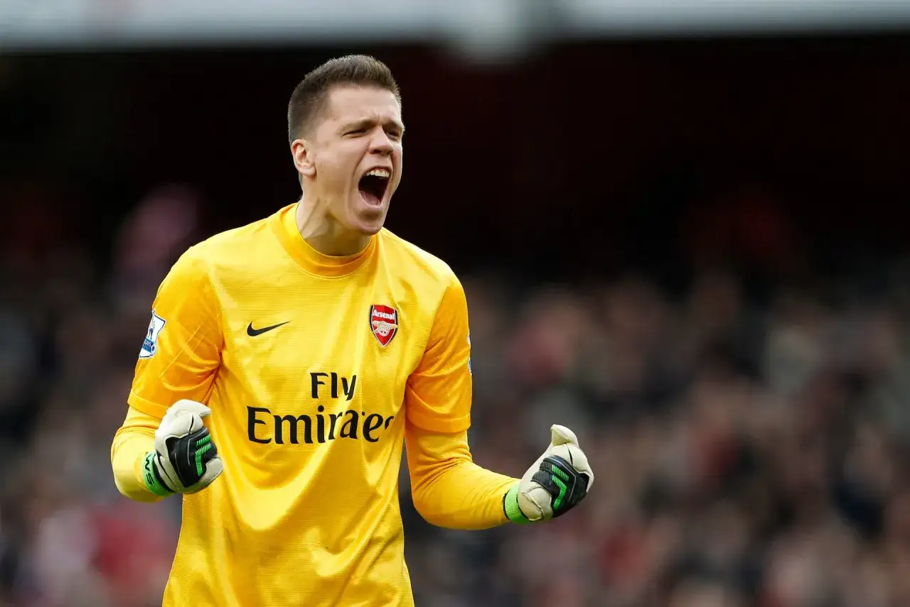 Wojciech Szczęsny w żółtej koszulce Arsenalu, krzyczy z radości. Grał też w Romie i Juventusie.