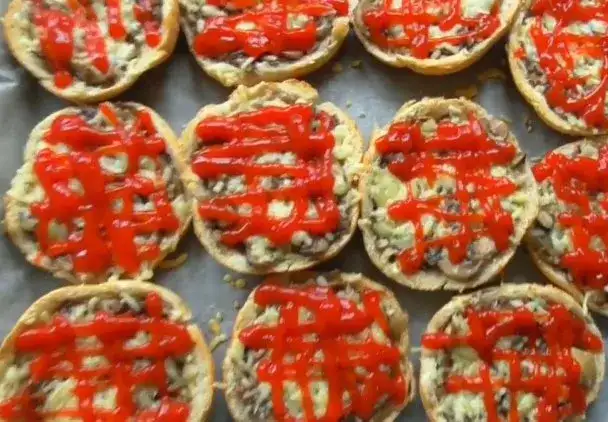 Szybka zapiekanka z grzybami na bułce - prosty przepis na smaczną przekąskę