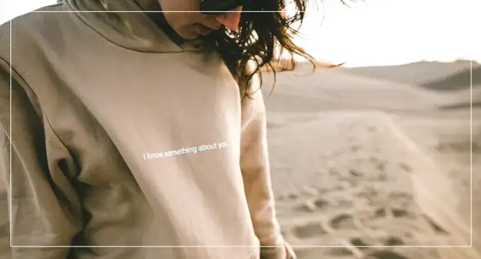 Dlaczego dziewczyny lubią męskie bluzy? Wygoda, zapach i styl