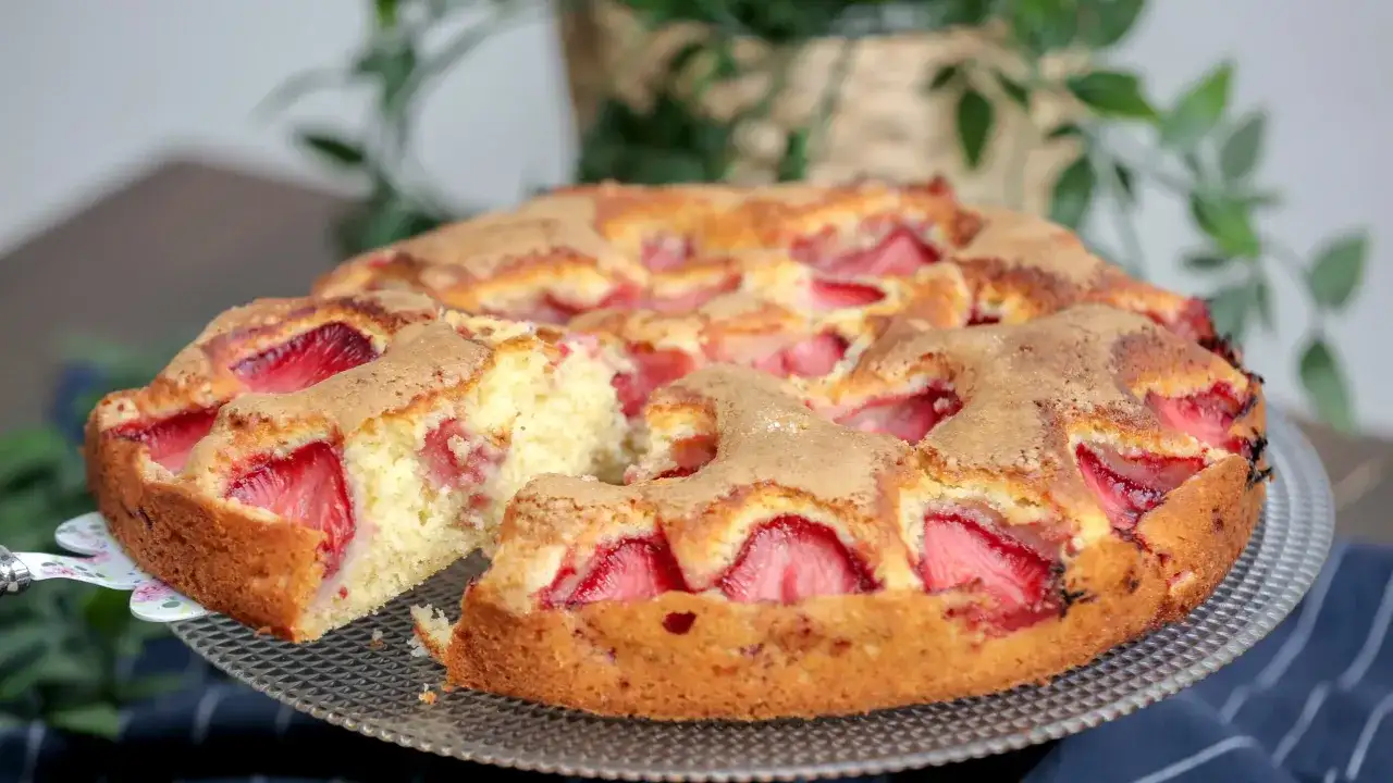 Prosty przepis na ciasto z truskawkami – szybki deser bez wysiłku