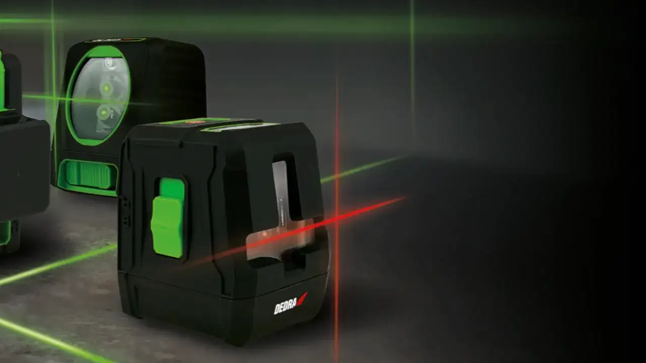 Dwa lasery krzyżowe DEDRA emitują zielone i czerwone linie, tworząc siatkę. Dobry tani laser krzyżowy do precyzyjnych prac.