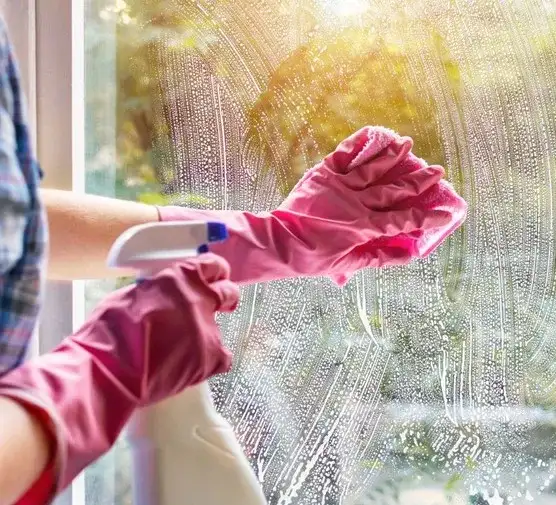 Skuteczne sposoby na umycie zaparowanych okien - poradnik