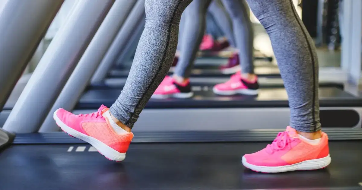 Jak chodzić na bieżni żeby schudnąć: skuteczne metody i techniki