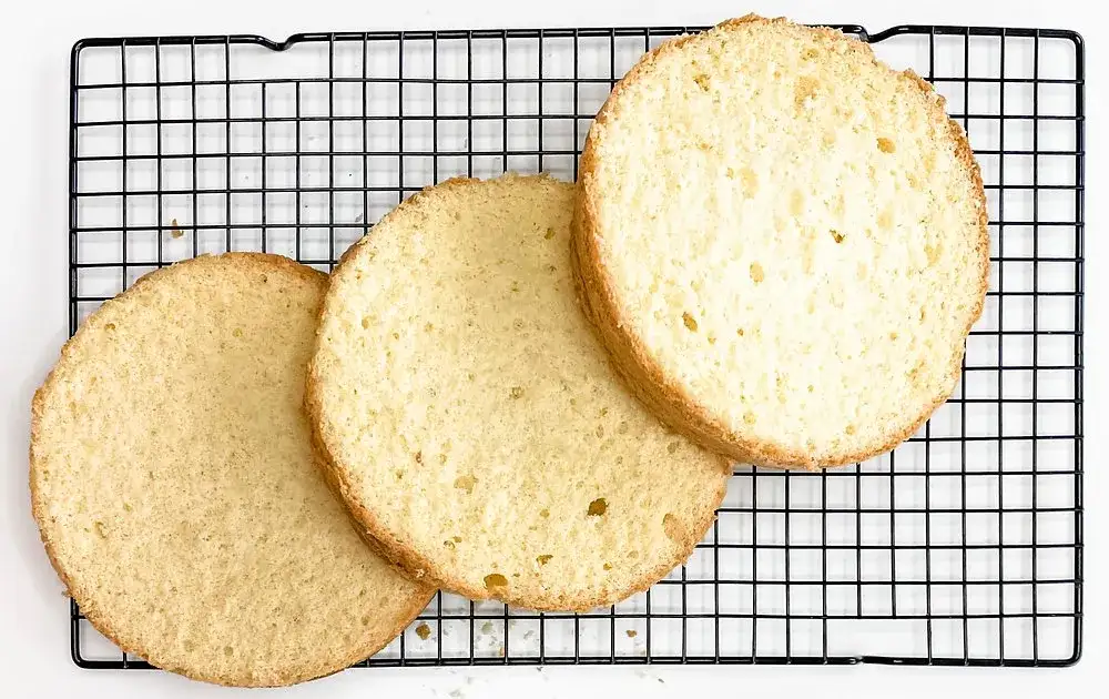 Ile dni wcześniej można upiec biszkopt na tort, aby uniknąć problemów?