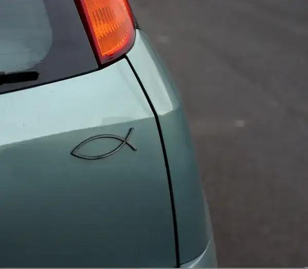 Rybka na samochodzie w którą stronę - odkryj najlepszą orientację