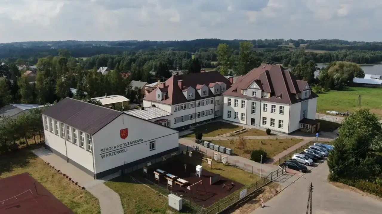 Szkoła Podstawowa w Przeróśli. Zastanawiasz się, ile kosztuje wyrobienie nowej legitymacji szkolnej?
