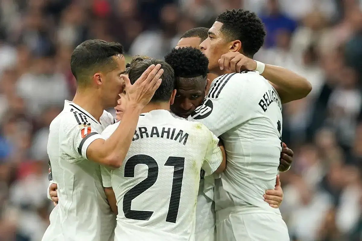 Piłkarze w białych strojach świętują bramkę. To dowód, że należą do najlepszych klubów piłkarskich.